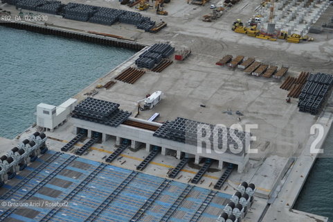 VENEZIA 13/12/10 FOTO AEREE AI LAVORI IN CORSO  PER LA COSTRUZIONE DELLE DIGHE MOBILI ALLA BOCCA DEL PORTO DI MALAMOCCO ©Graziano Arici/Rosebud2 CONSORZIO VENEZIA NUOVA