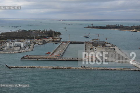 VENEZIA 13/12/10 FOTO AEREE AI LAVORI IN CORSO  PER LA COSTRUZIONE DELLE DIGHE MOBILI ALLA BOCCA DEL PORTO DI MALAMOCCO ©Graziano Arici/Rosebud2 CONSORZIO VENEZIA NUOVA