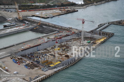 VENEZIA 13/12/10 FOTO AEREE AI LAVORI IN CORSO  PER LA COSTRUZIONE DELLE DIGHE MOBILI ALLA BOCCA DEL PORTO DI MALAMOCCO ©Graziano Arici/Rosebud2 CONSORZIO VENEZIA NUOVA