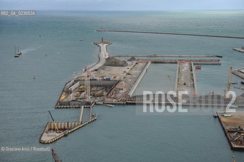 VENEZIA 13/12/10 FOTO AEREE AI LAVORI IN CORSO  PER LA COSTRUZIONE DELLE DIGHE MOBILI ALLA BOCCA DEL PORTO DI MALAMOCCO ©Graziano Arici/Rosebud2 CONSORZIO VENEZIA NUOVA