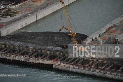 VENEZIA 13/12/10 FOTO AEREE AI LAVORI IN CORSO  PER LA COSTRUZIONE DELLE DIGHE MOBILI ALLA BOCCA DEL PORTO DI MALAMOCCO ©Graziano Arici/Rosebud2 CONSORZIO VENEZIA NUOVA