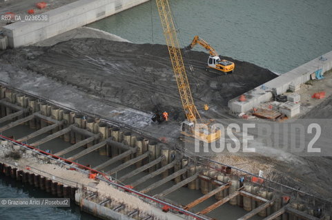 VENEZIA 13/12/10 FOTO AEREE AI LAVORI IN CORSO  PER LA COSTRUZIONE DELLE DIGHE MOBILI ALLA BOCCA DEL PORTO DI MALAMOCCO ©Graziano Arici/Rosebud2 CONSORZIO VENEZIA NUOVA
