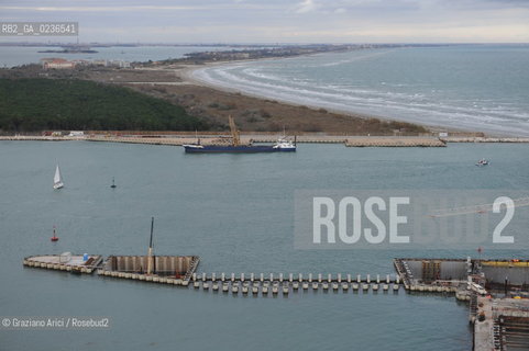 VENEZIA 13/12/10 FOTO AEREE AI LAVORI IN CORSO  PER LA COSTRUZIONE DELLE DIGHE MOBILI ALLA BOCCA DEL PORTO DI MALAMOCCO ©Graziano Arici/Rosebud2 CONSORZIO VENEZIA NUOVA