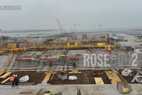 VENEZIA 15/12/10 - LAVORI ALLA BOCCA DI PORTO DI MALAMOCCO SICUREZZA  ©Graziano Arici/Rosebud2  CONSORZIO VENEZIA NUOVA