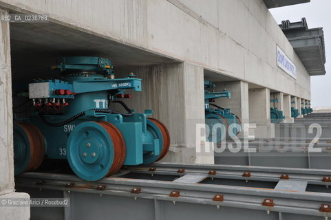 VENEZIA 15/12/10 - LAVORI ALLA BOCCA DI PORTO DI MALAMOCCO SICUREZZA  ©Graziano Arici/Rosebud2  CONSORZIO VENEZIA NUOVA