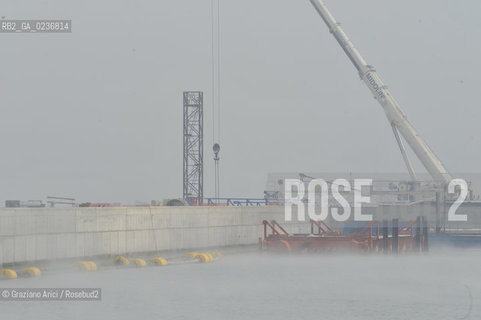 VENEZIA 15/12/10 - LAVORI ALLA BOCCA DI PORTO DI MALAMOCCO SICUREZZA  ©Graziano Arici/Rosebud2  CONSORZIO VENEZIA NUOVA