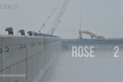 VENEZIA 15/12/10 - LAVORI ALLA BOCCA DI PORTO DI MALAMOCCO SICUREZZA  ©Graziano Arici/Rosebud2  CONSORZIO VENEZIA NUOVA