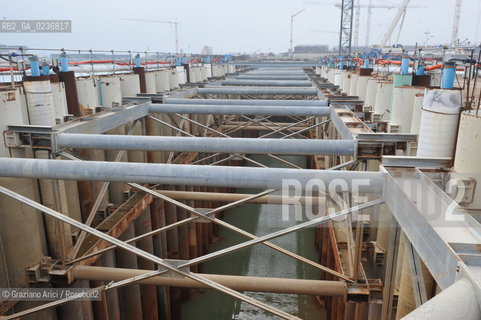 VENEZIA 15/12/10 - LAVORI ALLA BOCCA DI PORTO DI MALAMOCCO SICUREZZA  ©Graziano Arici/Rosebud2  CONSORZIO VENEZIA NUOVA