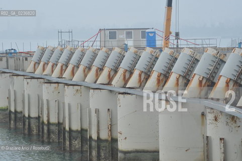 VENEZIA 15/12/10 - LAVORI ALLA BOCCA DI PORTO DI MALAMOCCO SICUREZZA  ©Graziano Arici/Rosebud2  CONSORZIO VENEZIA NUOVA