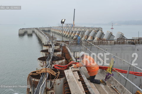 VENEZIA 15/12/10 - LAVORI ALLA BOCCA DI PORTO DI MALAMOCCO SICUREZZA  ©Graziano Arici/Rosebud2  CONSORZIO VENEZIA NUOVA