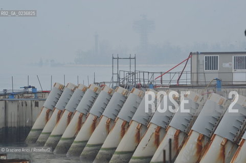 VENEZIA 15/12/10 - LAVORI ALLA BOCCA DI PORTO DI MALAMOCCO SICUREZZA  ©Graziano Arici/Rosebud2  CONSORZIO VENEZIA NUOVA