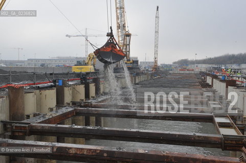 VENEZIA 15/12/10 - LAVORI ALLA BOCCA DI PORTO DI MALAMOCCO SICUREZZA  ©Graziano Arici/Rosebud2  CONSORZIO VENEZIA NUOVA