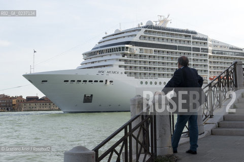 Venezia maggio 2011 - nave passeggeri alla fondamenta delle Zattere©Graziano Arici/Rosebud2.Venice mai 2011 - Cruiser liner at Zattere ©Graziano Arici/Rosebud2