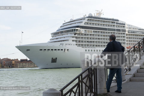 Venezia maggio 2011 - nave passeggeri alla fondamenta delle Zattere©Graziano Arici/Rosebud2.Venice mai 2011 - Cruiser liner at Zattere ©Graziano Arici/Rosebud2