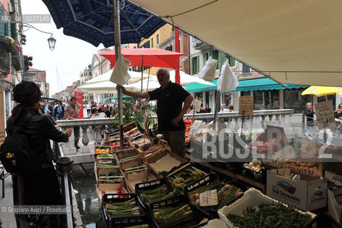 Venezia giugno 2011 - Mercato su barca in via Garibaldi ©Graziano Arici/Rosebud2