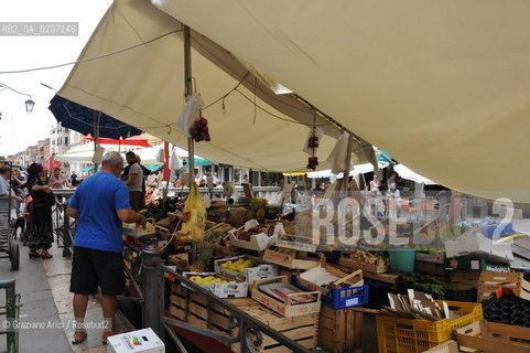 Venezia giugno 2011 - Mercato su barca in via Garibaldi ©Graziano Arici/Rosebud2