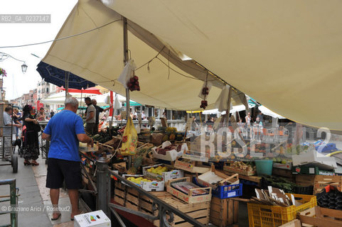 Venezia giugno 2011 - Mercato su barca in via Garibaldi ©Graziano Arici/Rosebud2
