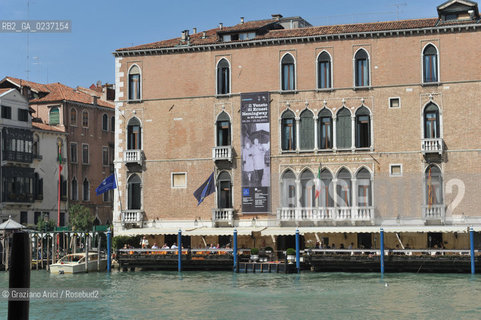 Venezia aprile 2011 Striscione di propaganda della mostra Il Veneto di Hemingway sulla facciata dellHote Gritti ©Graziano Arici/Rosebud2