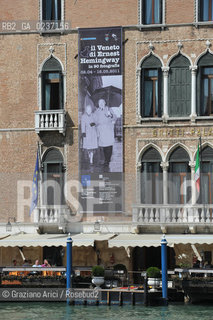 Venezia aprile 2011 Striscione di propaganda della mostra Il Veneto di Hemingway sulla facciata dellHote Gritti ©Graziano Arici/Rosebud2