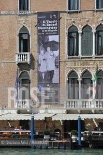 Venezia aprile 2011 Striscione di propaganda della mostra Il Veneto di Hemingway sulla facciata dellHote Gritti ©Graziano Arici/Rosebud2