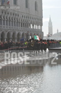 Venezia 17 marzo 2011 - Celebrazione per i 150 anni dellUnità dItalia in Piazza San Marco bersaglieri acqua alta carabinieri pubblicità bandiera ©Graziano Arici/Rosebud2