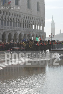 Venezia 17 marzo 2011 - Celebrazione per i 150 anni dellUnità dItalia in Piazza San Marco bersaglieri acqua alta carabinieri pubblicità bandiera ©Graziano Arici/Rosebud2