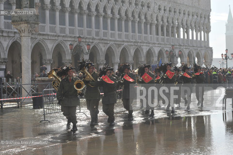 Venezia 17 marzo 2011 - Celebrazione per i 150 anni dellUnità dItalia in Piazza San Marco bersaglieri acqua alta carabinieri pubblicità bandiera ©Graziano Arici/Rosebud2