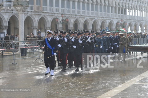 Venezia 17 marzo 2011 - Celebrazione per i 150 anni dellUnità dItalia in Piazza San Marco bersaglieri acqua alta carabinieri pubblicità bandiera ©Graziano Arici/Rosebud2