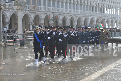 Venezia 17 marzo 2011 - Celebrazione per i 150 anni dellUnità dItalia in Piazza San Marco bersaglieri acqua alta carabinieri pubblicità bandiera ©Graziano Arici/Rosebud2