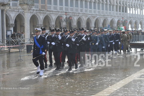 Venezia 17 marzo 2011 - Celebrazione per i 150 anni dellUnità dItalia in Piazza San Marco bersaglieri acqua alta carabinieri pubblicità bandiera ©Graziano Arici/Rosebud2