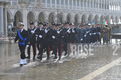 Venezia 17 marzo 2011 - Celebrazione per i 150 anni dellUnità dItalia in Piazza San Marco bersaglieri acqua alta carabinieri pubblicità bandiera ©Graziano Arici/Rosebud2