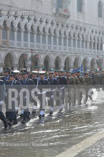 Venezia 17 marzo 2011 - Celebrazione per i 150 anni dellUnità dItalia in Piazza San Marco bersaglieri acqua alta carabinieri pubblicità bandiera ©Graziano Arici/Rosebud2