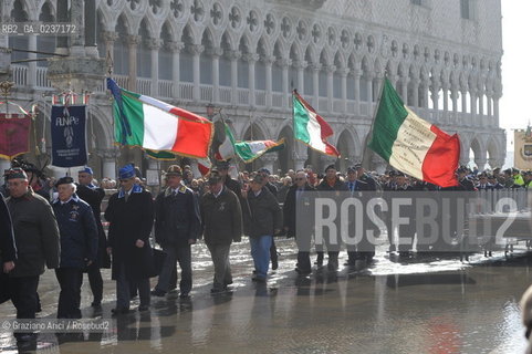 Venezia 17 marzo 2011 - Celebrazione per i 150 anni dellUnità dItalia in Piazza San Marco bersaglieri acqua alta carabinieri pubblicità bandiera ©Graziano Arici/Rosebud2