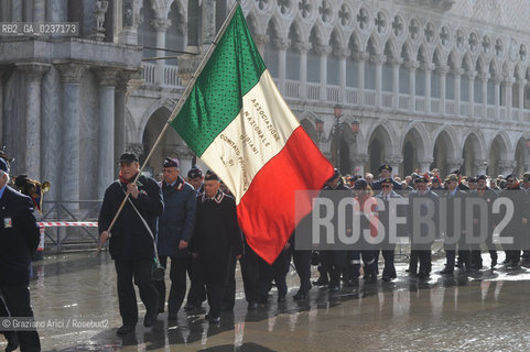 Venezia 17 marzo 2011 - Celebrazione per i 150 anni dellUnità dItalia in Piazza San Marco bersaglieri acqua alta carabinieri pubblicità bandiera ©Graziano Arici/Rosebud2
