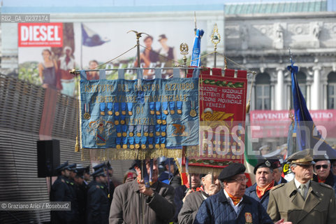 Venezia 17 marzo 2011 - Celebrazione per i 150 anni dellUnità dItalia in Piazza San Marco bersaglieri acqua alta carabinieri pubblicità bandiera ©Graziano Arici/Rosebud2