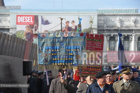 Venezia 17 marzo 2011 - Celebrazione per i 150 anni dellUnità dItalia in Piazza San Marco bersaglieri acqua alta carabinieri pubblicità bandiera ©Graziano Arici/Rosebud2