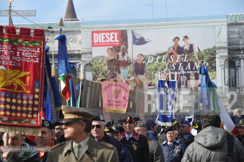 Venezia 17 marzo 2011 - Celebrazione per i 150 anni dellUnità dItalia in Piazza San Marco bersaglieri acqua alta carabinieri pubblicità bandiera ©Graziano Arici/Rosebud2