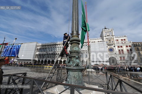 Venezia 17 marzo 2011 - Celebrazione per i 150 anni dellUnità dItalia in Piazza San Marco bersaglieri acqua alta carabinieri pubblicità bandiera ©Graziano Arici/Rosebud2