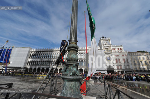 Venezia 17 marzo 2011 - Celebrazione per i 150 anni dellUnità dItalia in Piazza San Marco bersaglieri acqua alta carabinieri pubblicità bandiera ©Graziano Arici/Rosebud2