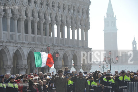 Venezia 17 marzo 2011 - Celebrazione per i 150 anni dellUnità dItalia in Piazza San Marco bersaglieri acqua alta carabinieri pubblicità bandiera ©Graziano Arici/Rosebud2
