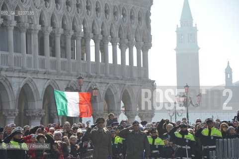 Venezia 17 marzo 2011 - Celebrazione per i 150 anni dellUnità dItalia in Piazza San Marco bersaglieri acqua alta carabinieri pubblicità bandiera ©Graziano Arici/Rosebud2