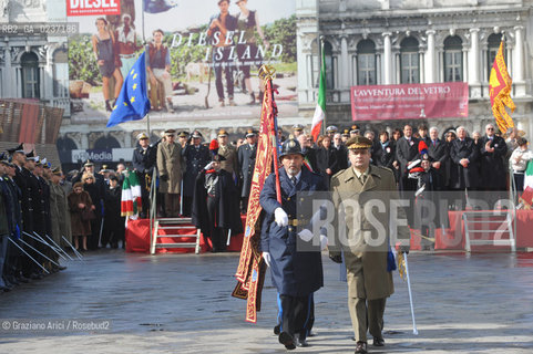 Venezia 17 marzo 2011 - Celebrazione per i 150 anni dellUnità dItalia in Piazza San Marco bersaglieri acqua alta carabinieri pubblicità bandiera ©Graziano Arici/Rosebud2