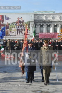 Venezia 17 marzo 2011 - Celebrazione per i 150 anni dellUnità dItalia in Piazza San Marco bersaglieri acqua alta carabinieri pubblicità bandiera ©Graziano Arici/Rosebud2