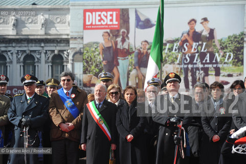Venezia 17 marzo 2011 - Celebrazione per i 150 anni dellUnità dItalia in Piazza San Marco bersaglieri acqua alta carabinieri pubblicità bandiera ©Graziano Arici/Rosebud2