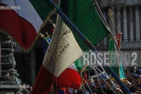 Venezia 17 marzo 2011 - Celebrazione per i 150 anni dellUnità dItalia in Piazza San Marco bersaglieri acqua alta carabinieri pubblicità bandiera ©Graziano Arici/Rosebud2