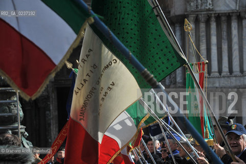 Venezia 17 marzo 2011 - Celebrazione per i 150 anni dellUnità dItalia in Piazza San Marco bersaglieri acqua alta carabinieri pubblicità bandiera ©Graziano Arici/Rosebud2