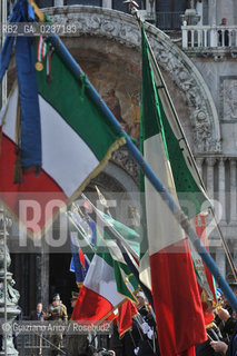 Venezia 17 marzo 2011 - Celebrazione per i 150 anni dellUnità dItalia in Piazza San Marco bersaglieri acqua alta carabinieri pubblicità bandiera ©Graziano Arici/Rosebud2
