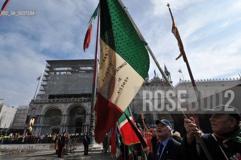 Venezia 17 marzo 2011 - Celebrazione per i 150 anni dellUnità dItalia in Piazza San Marco bersaglieri acqua alta carabinieri pubblicità bandiera ©Graziano Arici/Rosebud2