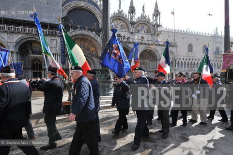 Venezia 17 marzo 2011 - Celebrazione per i 150 anni dellUnità dItalia in Piazza San Marco bersaglieri acqua alta carabinieri pubblicità bandiera ©Graziano Arici/Rosebud2