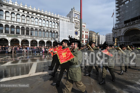Venezia 17 marzo 2011 - Celebrazione per i 150 anni dellUnità dItalia in Piazza San Marco bersaglieri acqua alta carabinieri pubblicità bandiera ©Graziano Arici/Rosebud2